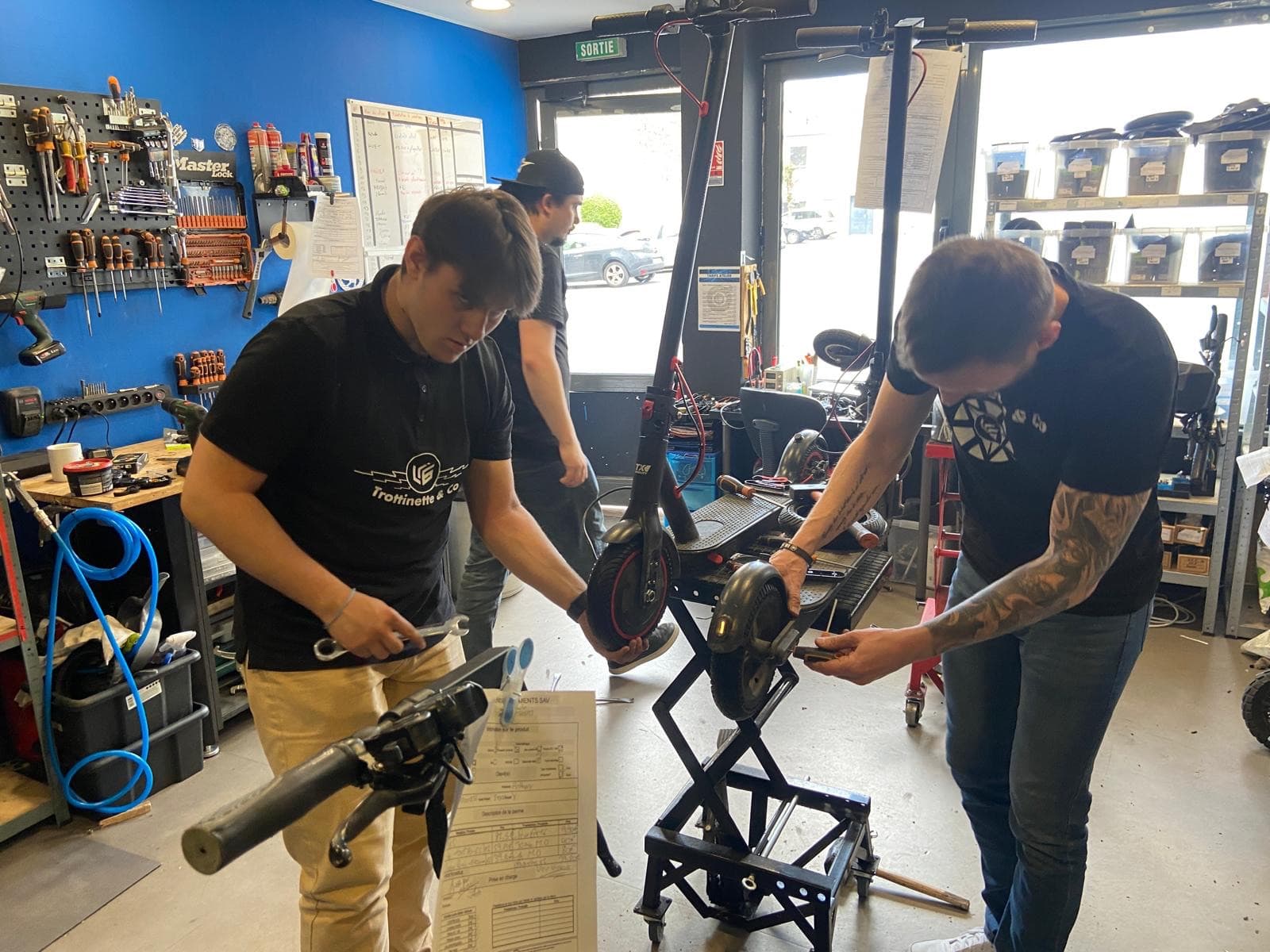Techniciens Li6 en atelier